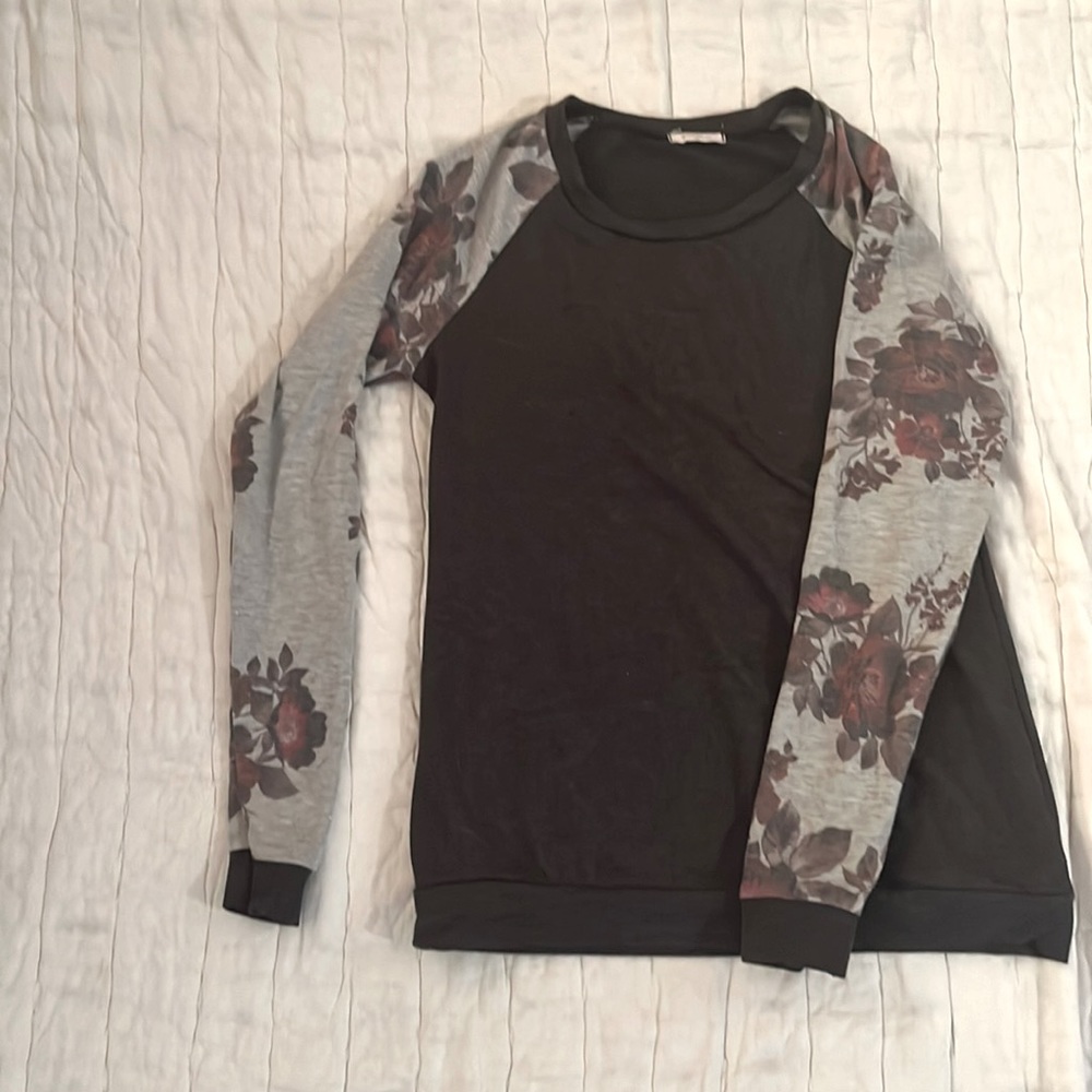 Small light sweater top